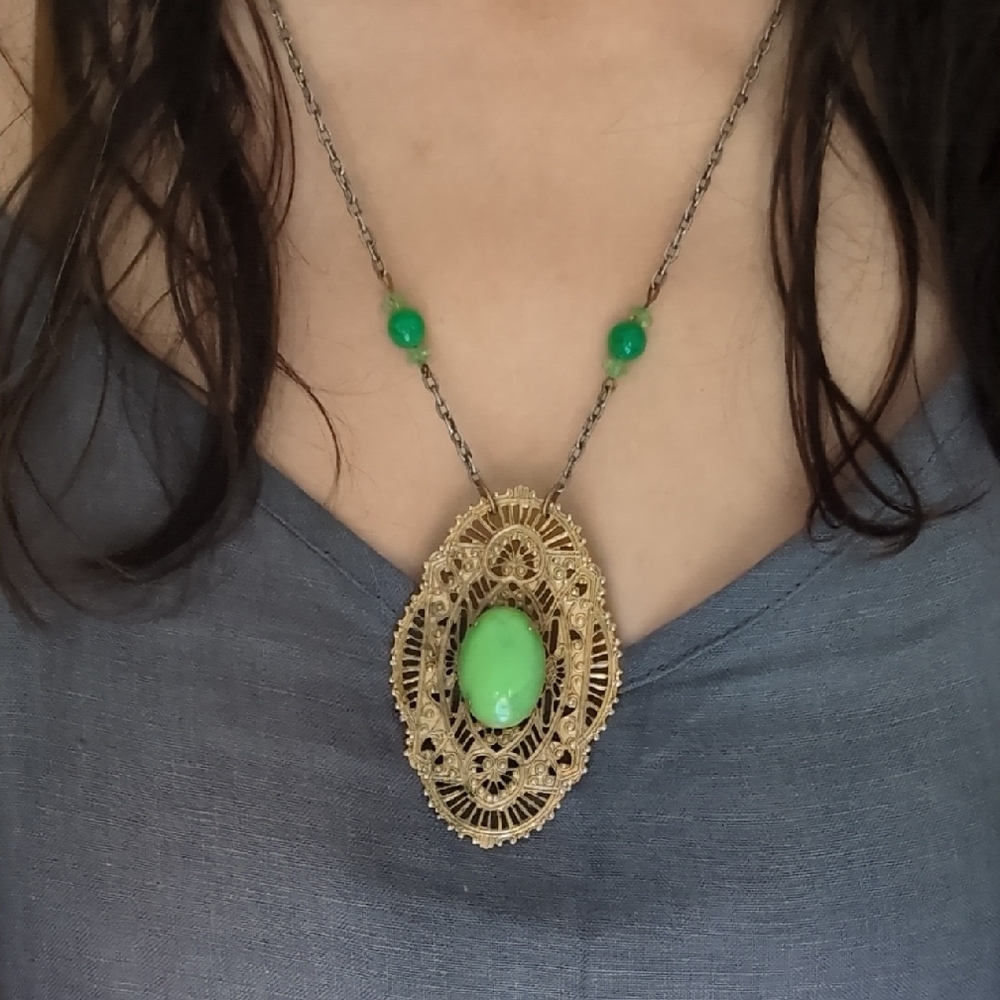 Elegant Gold and Green Pendant Necklace